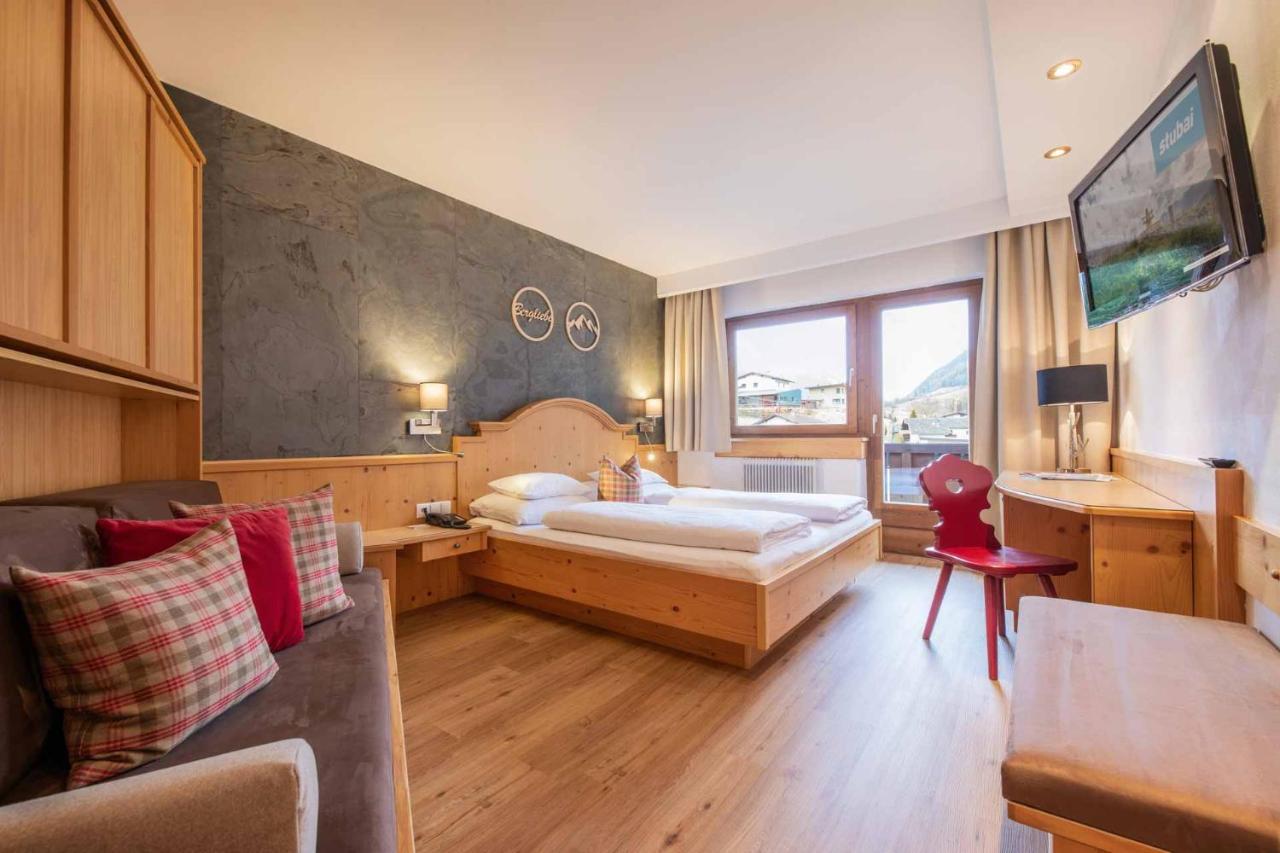 Familien- & Vitalhotel Auenhof Fulpmes Kültér fotó